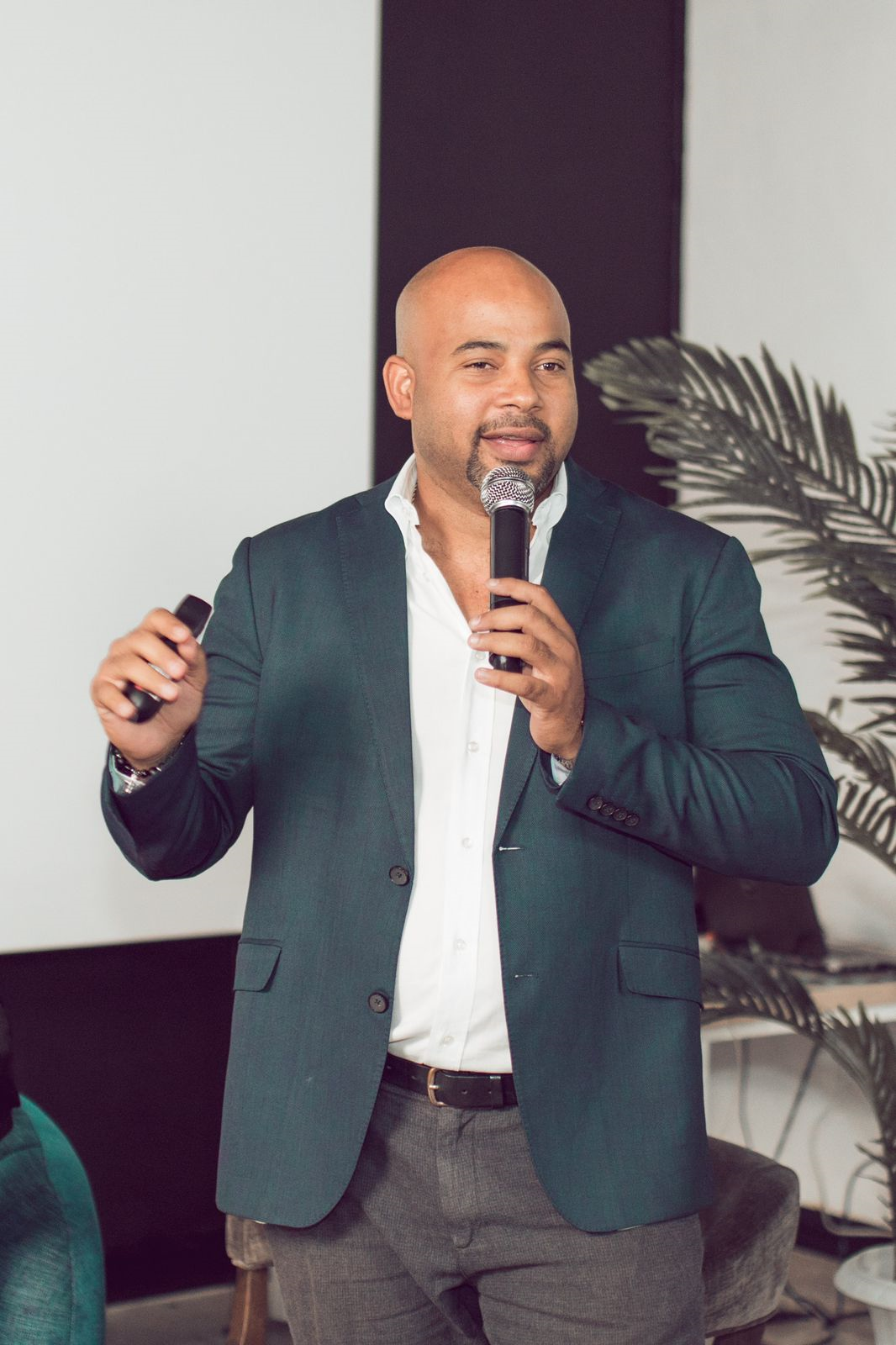Publicista dominicano imparte curso para agentes inmobiliarios en Barcelona
