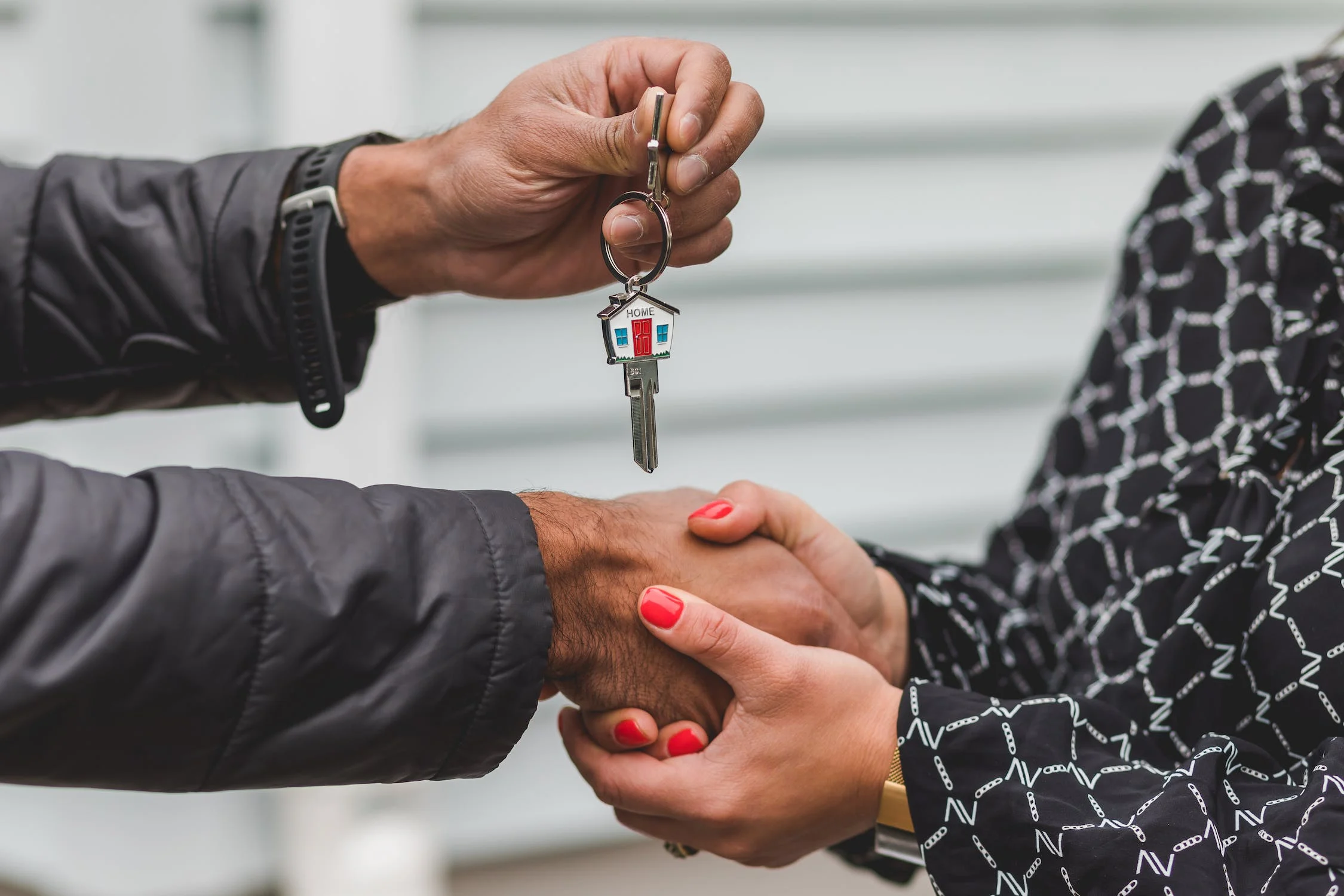 ¿Qué diferencia hay entre un agente y un asesor inmobiliario?