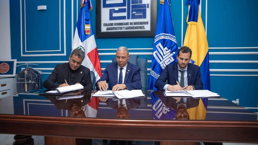 Firman acuerdo para otorgar 1,000 becas a estudiantes de ingeniería y arquitectura