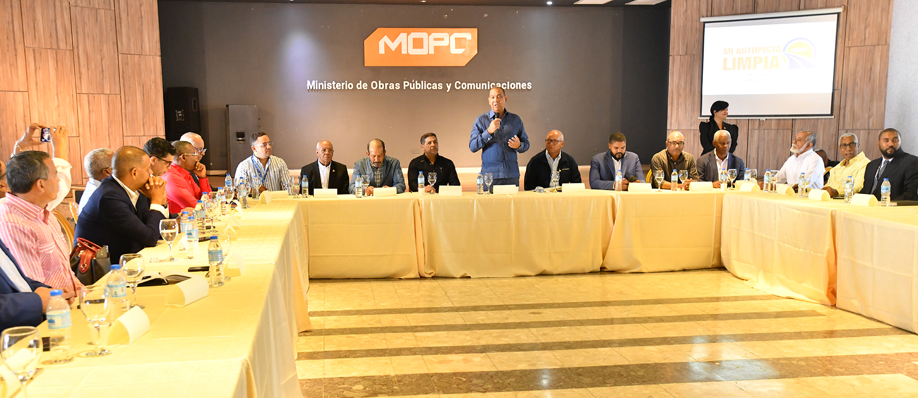 Alcaldes electos se unirán a Obras Públicas para poner en marcha “Mi Autopista Limpia” que inicia el 26 de abril