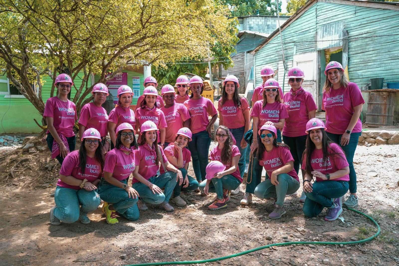 Brigada de mujeres líderes repara casas en Yaguate