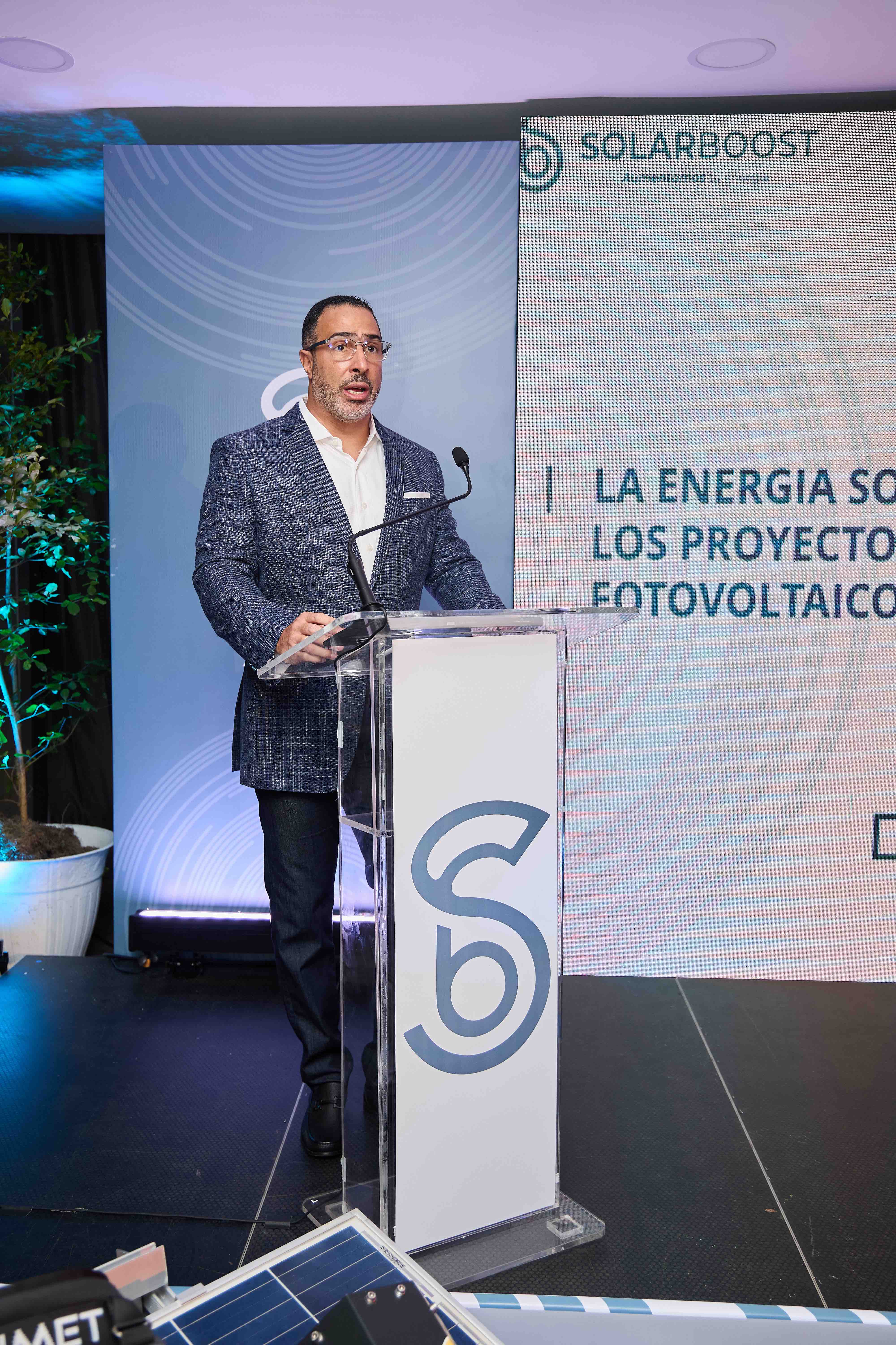 Avanzada tecnología robótica que incrementa la eficiencia de paneles solares llega al país y todo el Caribe