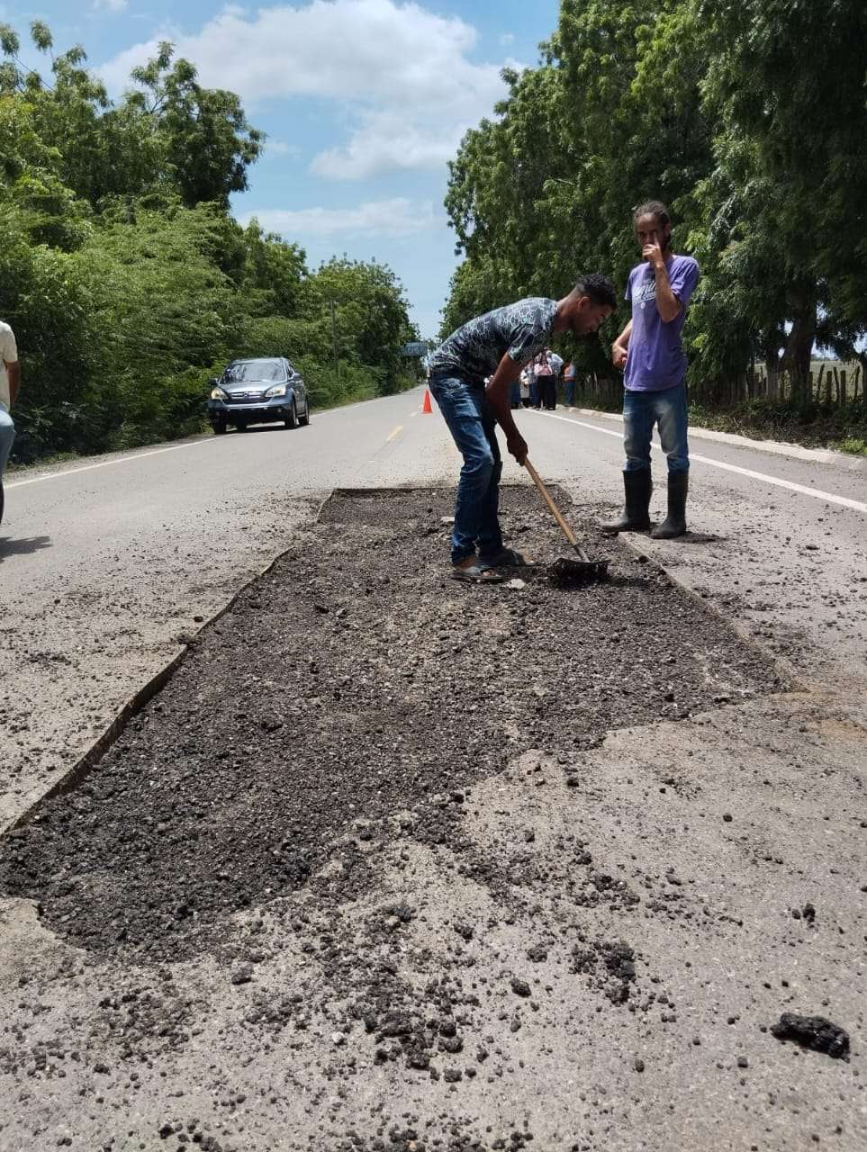 Obras Públicas informa interviene carretera deteriorada por lluvias en Montecristi