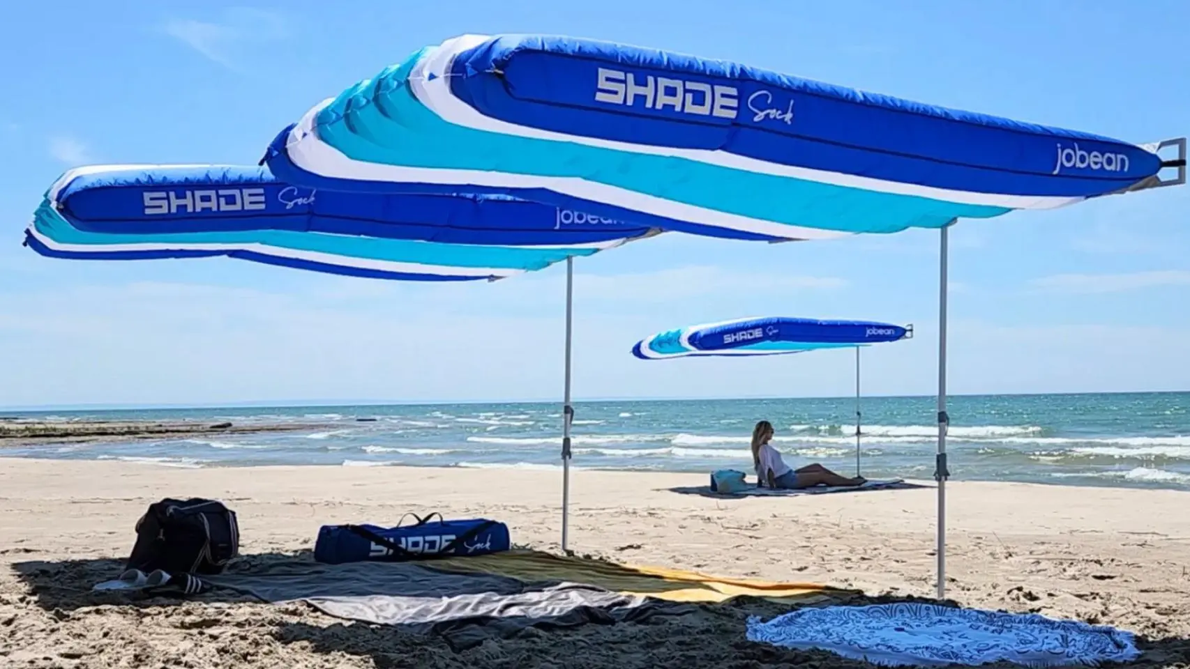 Adiós a la sombrilla en la playa: el genial invento que da sombra para cuatro personas y se instala fácil en tres minutos