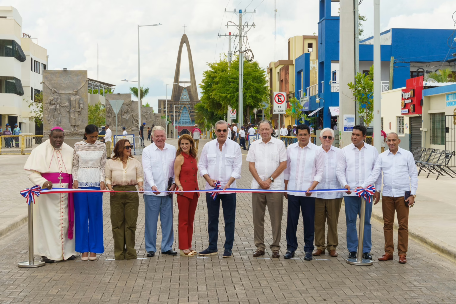Gobierno inaugura Boulevard de la Peregrinación y reconstrucción calles Basílica de Higüey