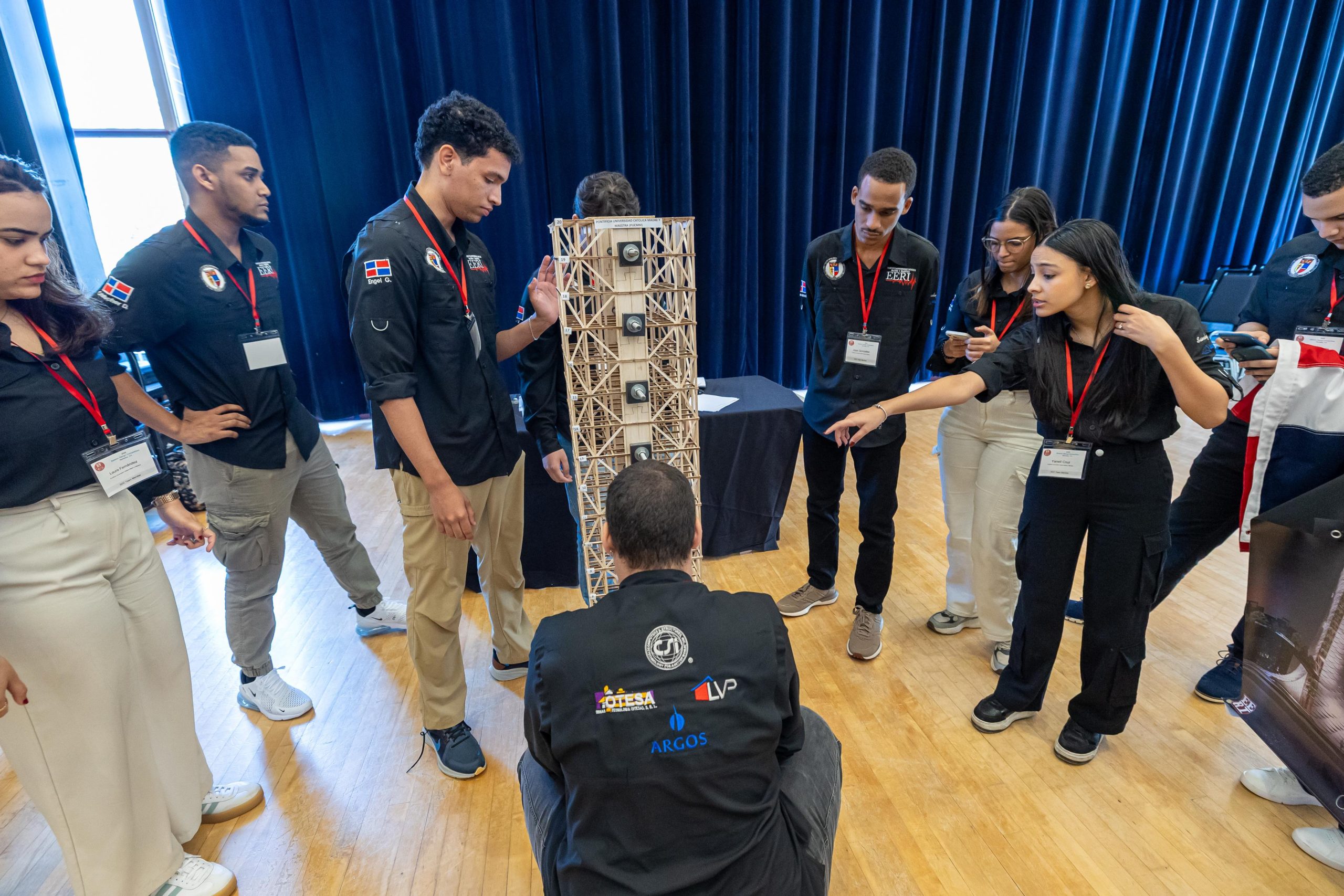 Estudiantes de PUCMM se posicionan en el top 5 de competencia internacional de diseño sísmico