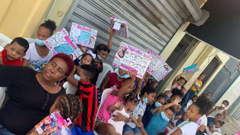 Juguetes a niños del Mejoramiento Social