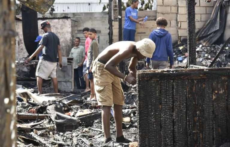 Fuego destruye pensión en el sector San Carlos y en la que vivían seis familias