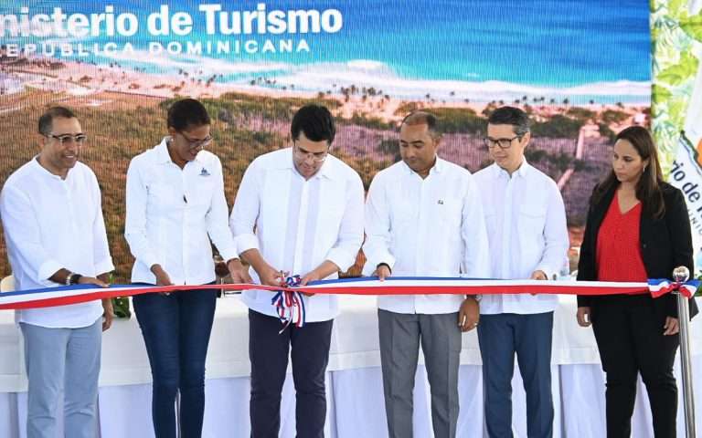O setor de turismo inaugura praia renovada em Macau com um investimento superior a RD$ 53 milhões