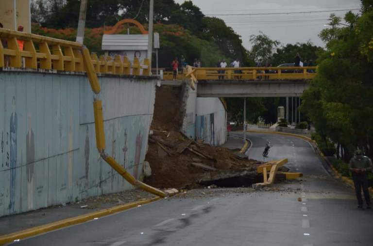 Muro de contenção desaba na Avenida Santiago