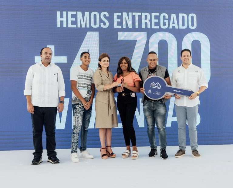 Gobierno entrega 600 apartamentos en San Luis