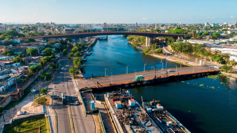 Les services des travaux publics signalent l'interruption de la circulation sur le pont flottant. 