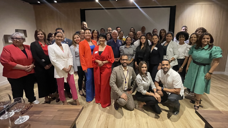 De petites sociétés immobilières rencontrent des dirigeants d'AEI cherchant à renforcer leur collaboration