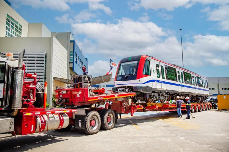 Sei vagoni ferroviari sono giunti nel paese per l'ampliamento della Linea Uno della metropolitana e per la prima consegna di binari per il prolungamento verso Los Alcarrizos