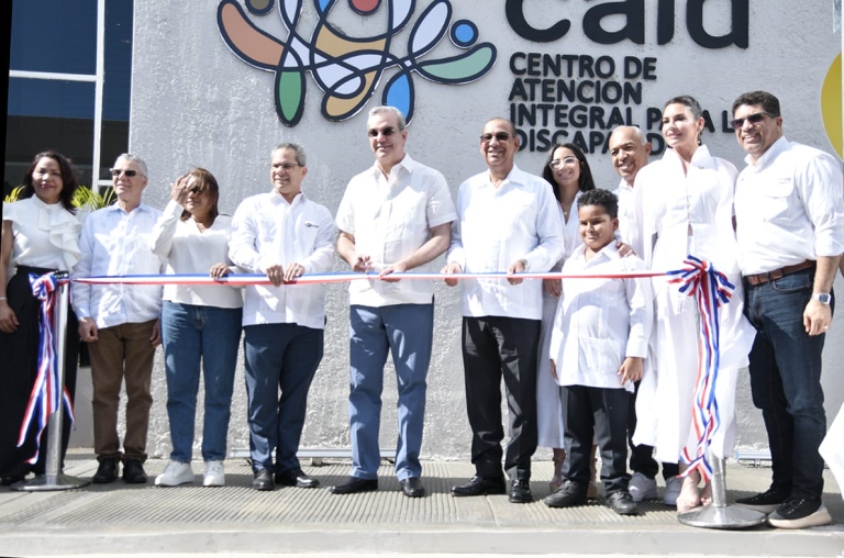 Il presidente Abinader inaugura il Centro CAID a SDE, costruito dal Dipartimento dei Lavori Pubblici 