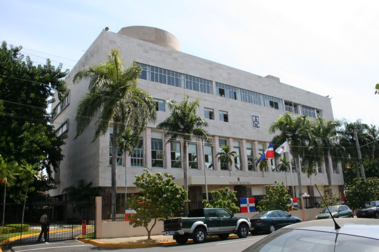 O partido no poder lidera em 119 eleições para prefeito; o PLD em 15 e a FP em 8 eleições municipais