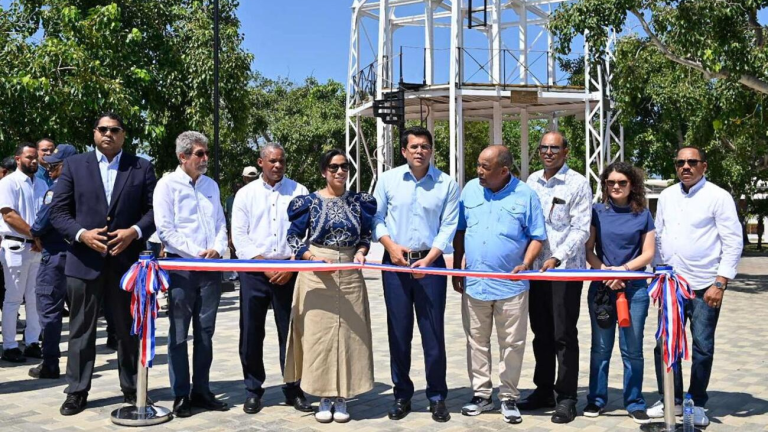 O setor turístico entrega parque do relógio icônico renovado em Montecristi