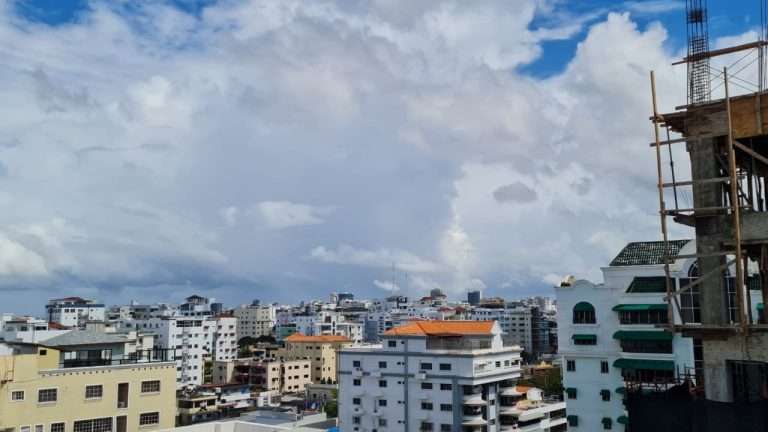 Quais são as definições estabelecidas na proposta de lei para regulamentar a intermediação imobiliária na República Dominicana?