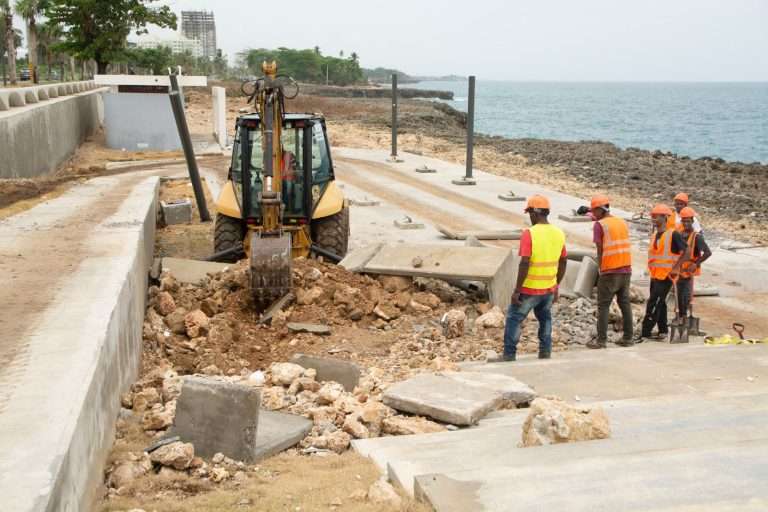 O calçadão de Santo Domingo Leste está sendo reconstruído após os danos causados ​​pelo furacão Beryl