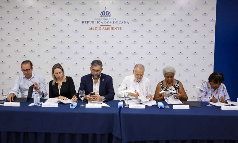 Medio Ambiente firma acuerdo de comanejo Parque Nacional Padre Nuestro y Monumento Natural La Ceiba