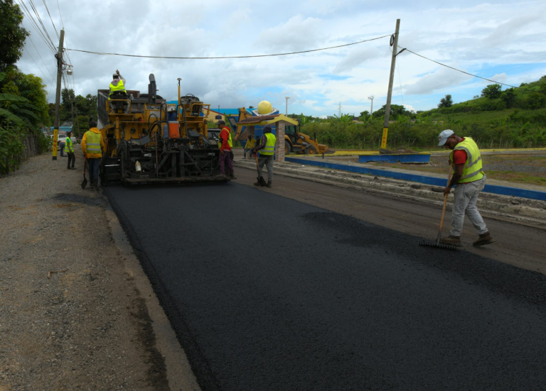Estão sendo reconstruídas estradas em El Seibo e La Altagracia, num investimento superior a 500 milhões de dólares rands