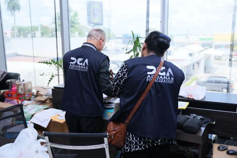 Realizan operativo en tres negocios chinos ante posibles delitos tributarios