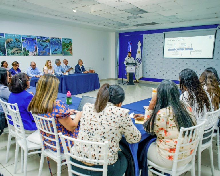Medio Ambiente capacita en planes de ordenamiento territorial para incorporar dimensión ambiental