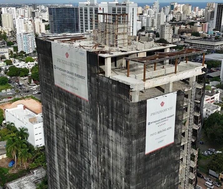 Constructora llama “alharacas inducidas”, reclamo vecinos de Piantini por torre Grand  Everest