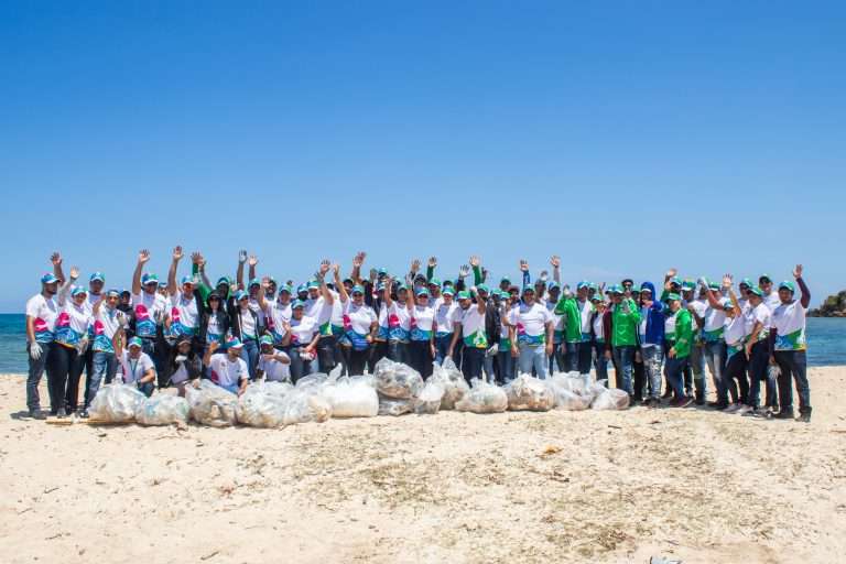 Realiza limpieza de ríos, mares y playas en Montecristi