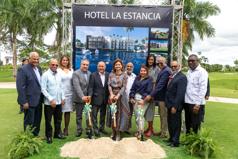 Cerimonia inaugurale per la costruzione dell'hotel La Estancia a La Romana
