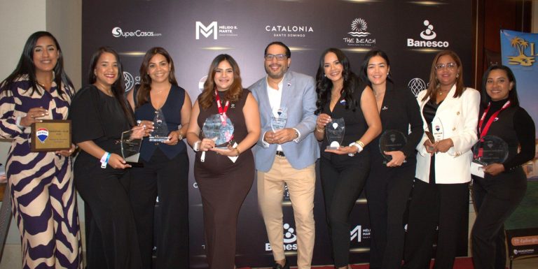 RE/MAX Home Group recibe varios reconocimientos en convención 2025 de la franquicia