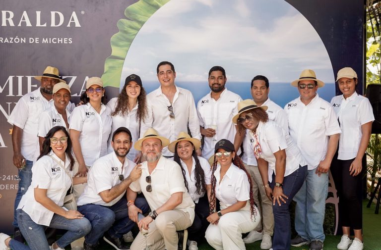 George Nader presenta a grupo de agentes proyecto The Noom