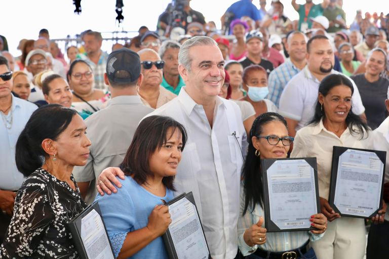Gobierno entrega 537 títulos de propiedad en Santiago