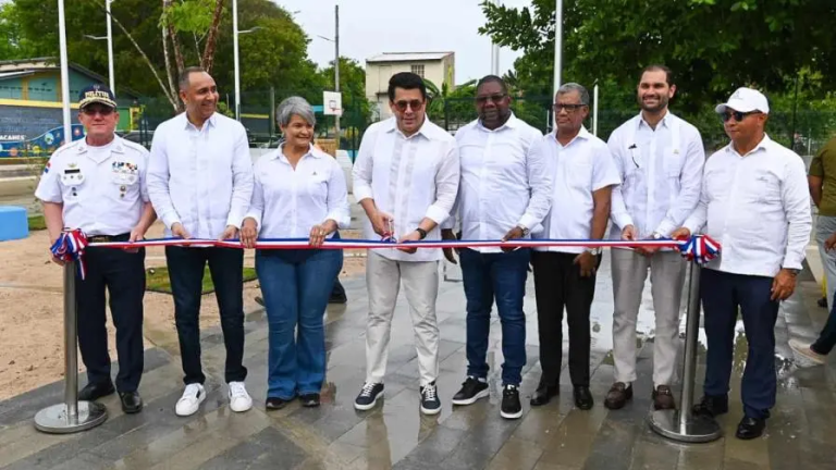 David Collado entrega remodelada plaza Marcelino Marte en San Pedro de Macorís