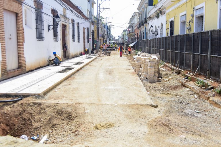 David Collado visita Zona Colonial y presiona contratistas para que avancen trabajos
