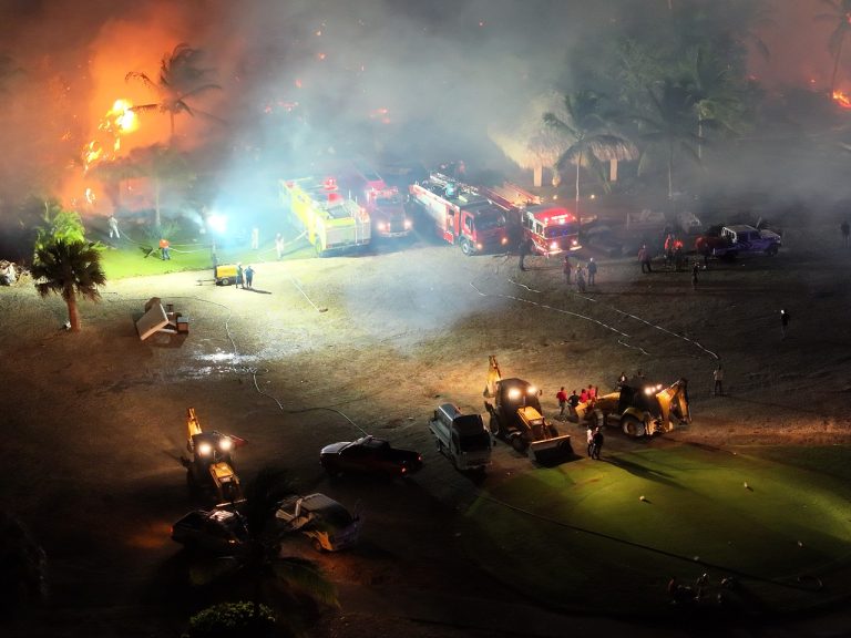 Cap Cana informa logran sofocar incendio en Villas Caletón; afectó 12 residencias