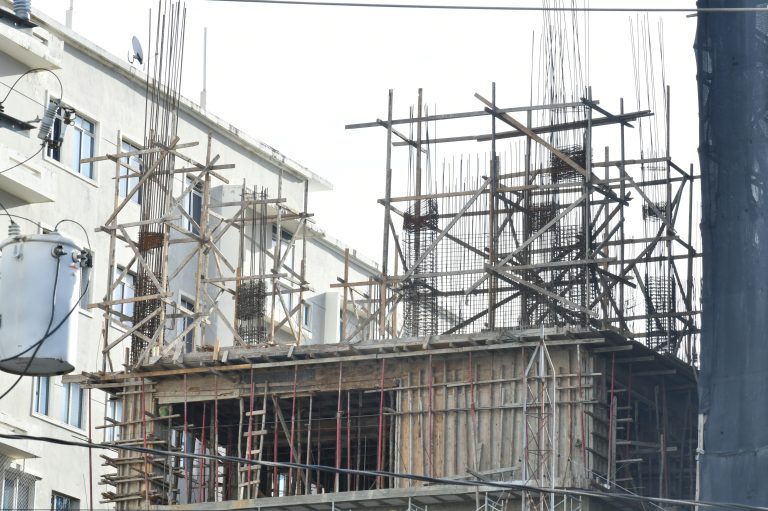 Sector construcción paga por hora  alrededor de un 20 % más que el promedio nacional, según estudio