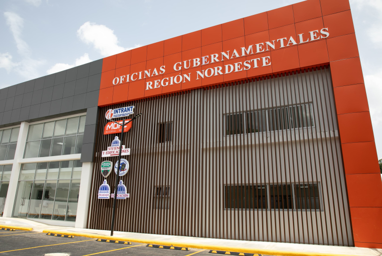 Gobierno inaugura dos edificios para servicios públicos en San Francisco de Macorís