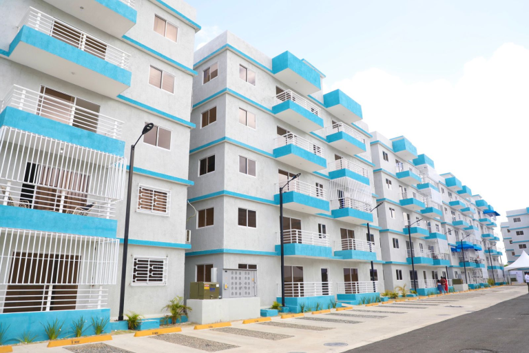 Gobierno inaugura apartamentos en Santo Domingo Oeste