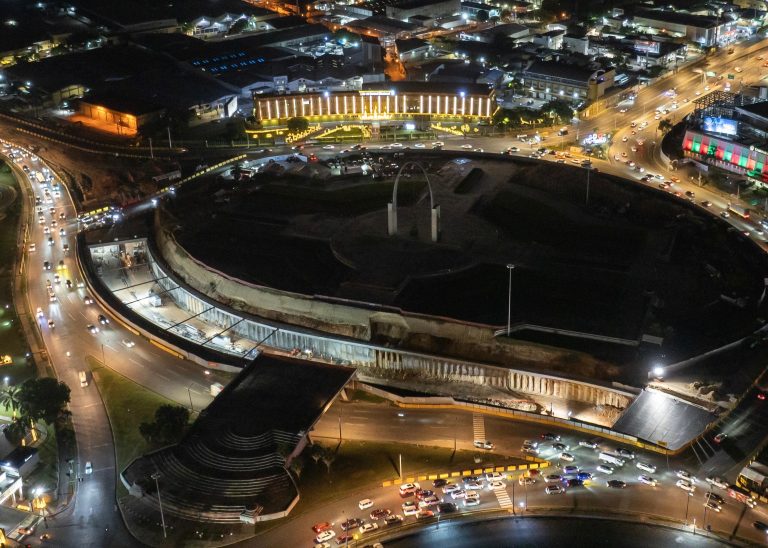 Tinèl Plaza de la Bandera a ap pare nan dezyèm trimès 2026 la, dapre Abinader