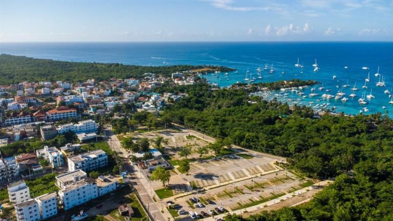 Ki karakteristik pakin Bayahibe a ki gen plis pase 270 plas pakin disponib?