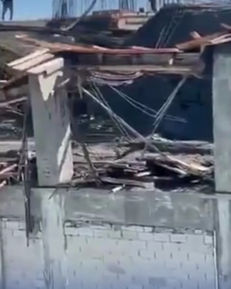 Colapsa losa en construcción Hospital Simón Stridels en Azua