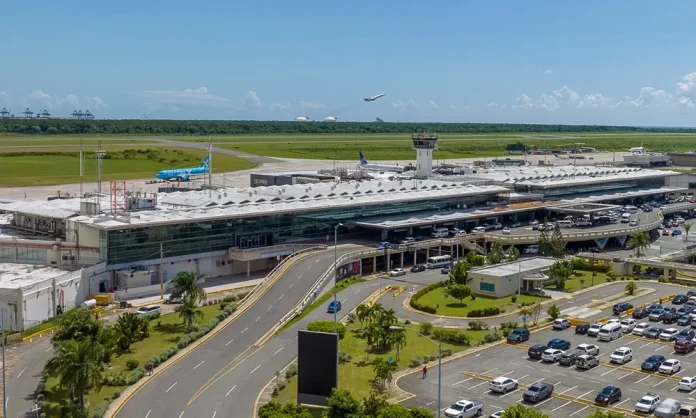Khu vực được quy hoạch để xây dựng nhà ga mới của Sân bay Quốc tế Las Américas, với phần đất đã được can thiệp và các công trình chuẩn bị sơ bộ có thể nhìn thấy.