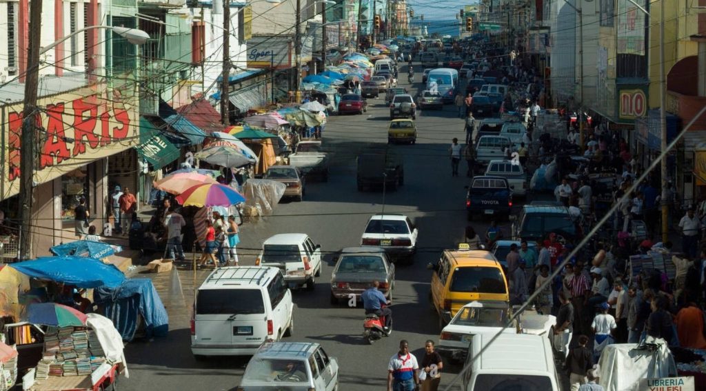 Juan Pablo Duarte Avenue. A street in the city's commercial area.