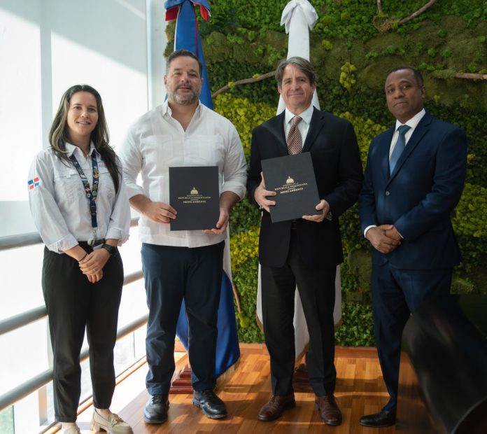 Costasur Dominicana firman acuerdo para el manejo de operaciones de turismo sostenible.