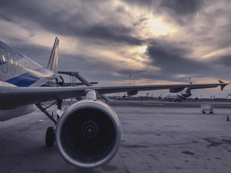 Al menos 18 vuelos cancelados este sábado hacia y RD por restricciones aéreas regionales