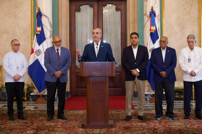 Prezidan Luis Abinader prete sèman manm komisyon siveyans lan pou sipèvize travay enfrastrikti espòtif yo finanse ak lajan piblik.