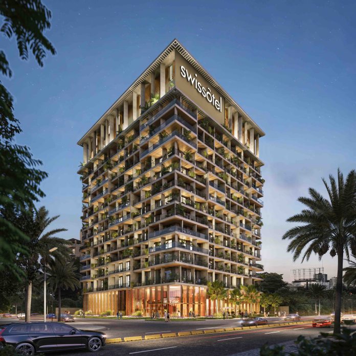 Noval Properties y Accor durante la firma del acuerdo para integrar Swissôtel al proyecto Jardines de Bellas Artes en FITUR 2026.