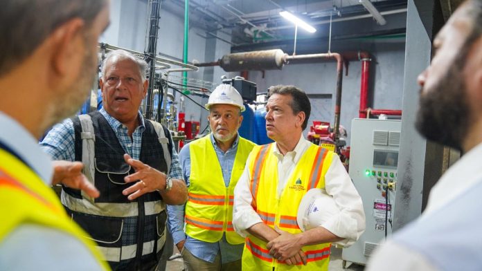 Víctor “Ito” Bisonó, ministro de Vivienda y Edificaciones, recorre las instalaciones del Hospital Docente Padre Billini durante una visita de supervisión técnica a la obra.