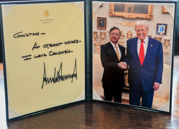 Libro firmado tras la reunión de Gustavo Petro, presidente de Colombia, y Donald Trump, presidente de los Estados Unidos.